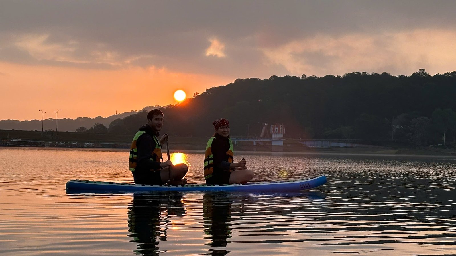 chèo sup đà lạt buổi chiều