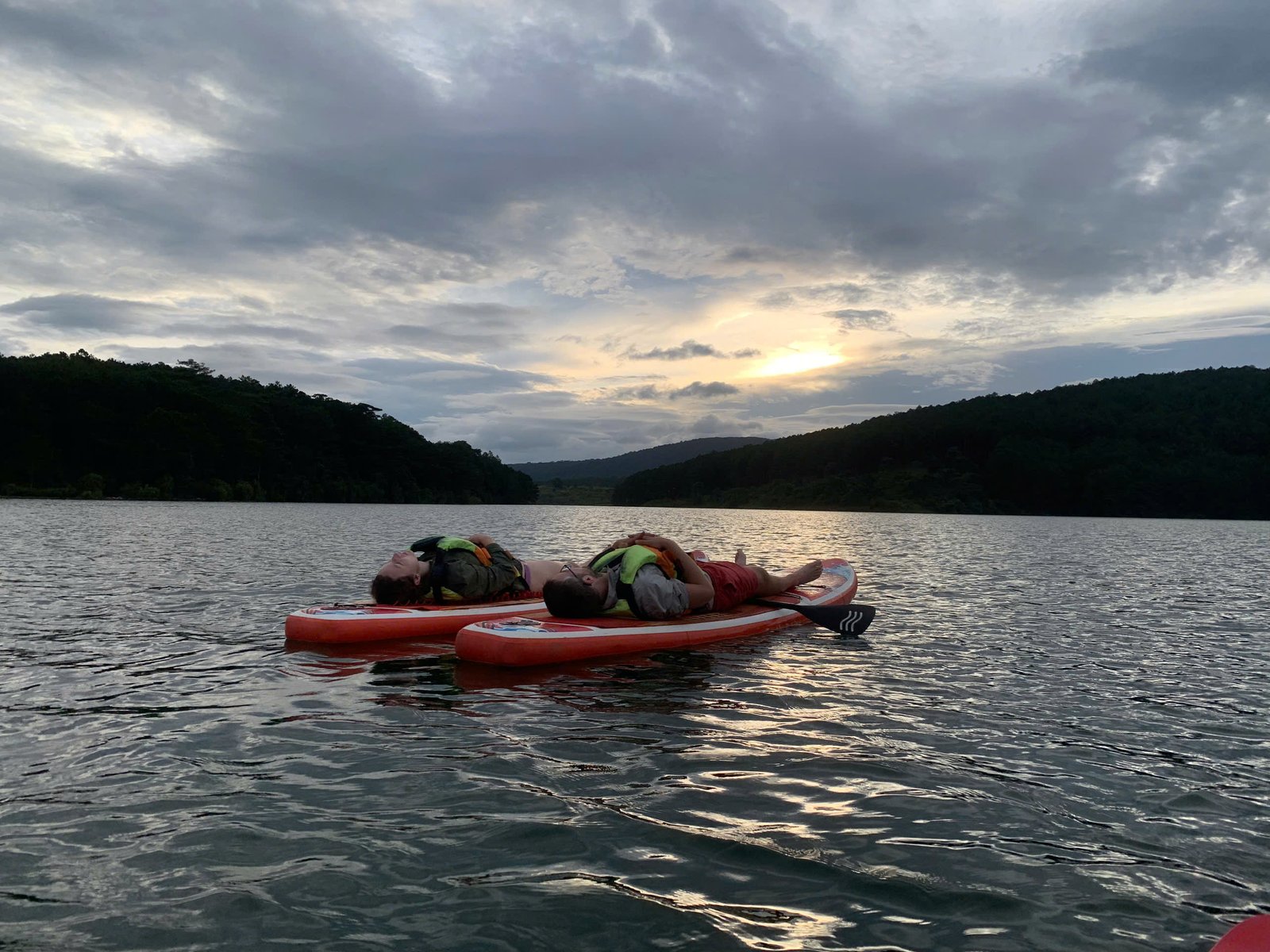 chèo sup hồ tuyền lâm 5h sáng